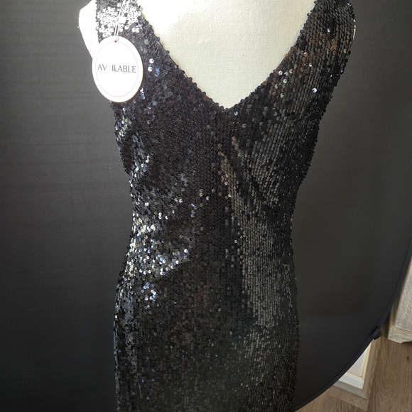 Stunning Black Sequin V Neck and Slight V-back Opening Back Of Neckline. - Picture 2 of 5